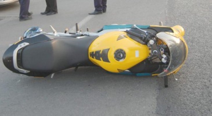 Un motociclist din Constanţa a intrat într-o maşină. Era beat criţă!